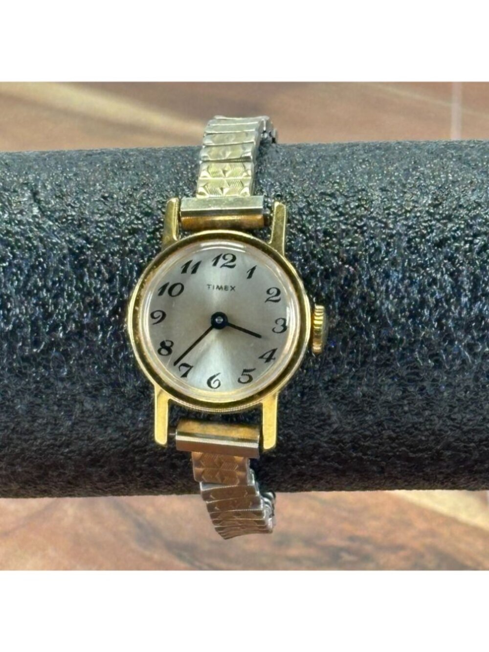 Timex Womens Gold-Tone Watch Vintage w Stretch Band - Elegant & Functional - Picture 2 of 9